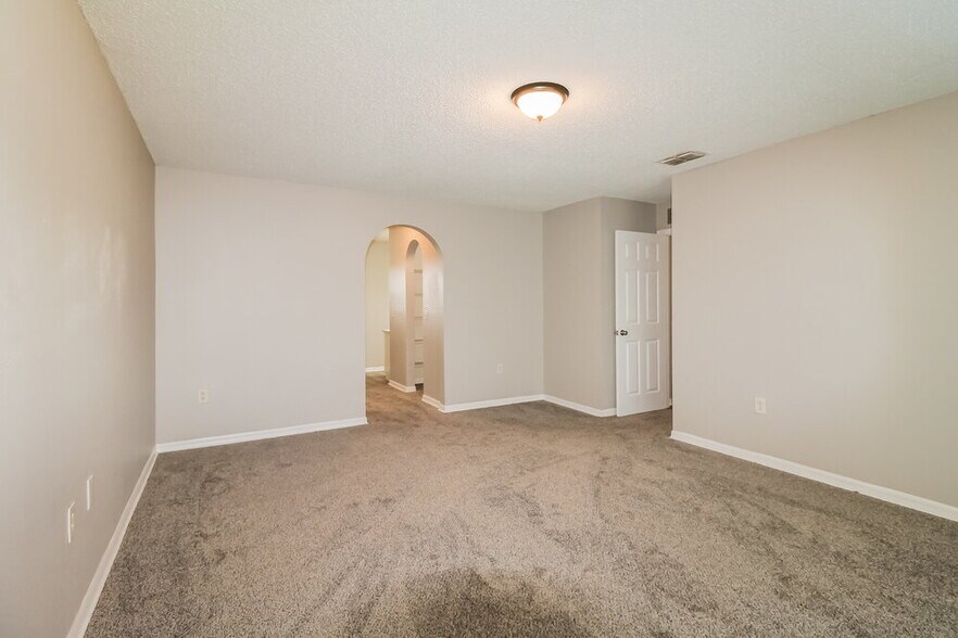 Building Photo - 5342 Woodridge Ln