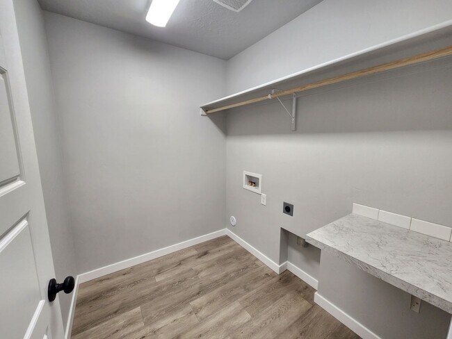 Building Photo - Brand New 5 Bedroom