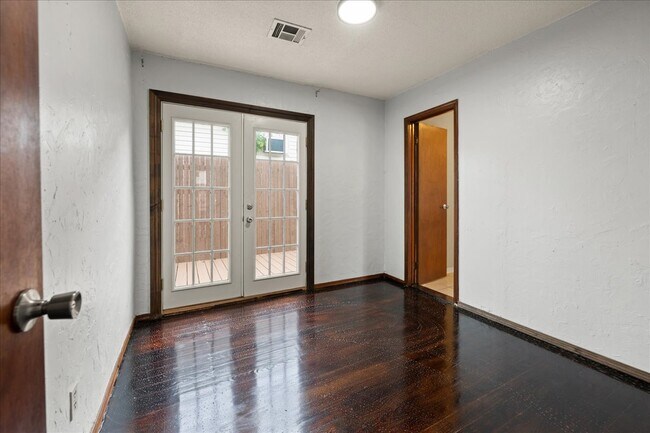 Building Photo - 19 E Wayne Ave