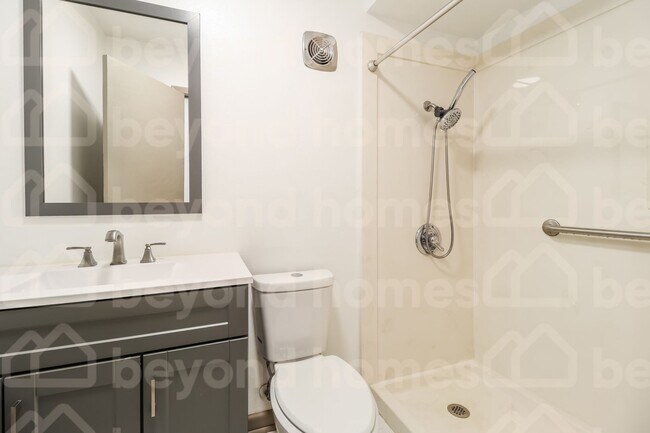 Building Photo - Beautiful lake views with this renovated 4...