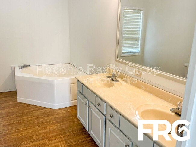Building Photo - 5961 Berkley Dr