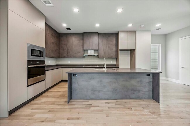 Building Photo - 1113 W 21st St