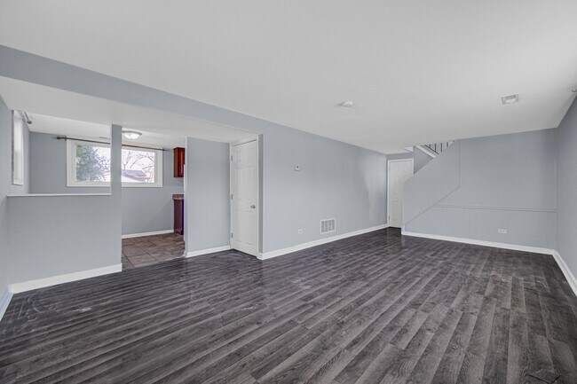Building Photo - Spacious 4-Bedroom Split-Level in University Park