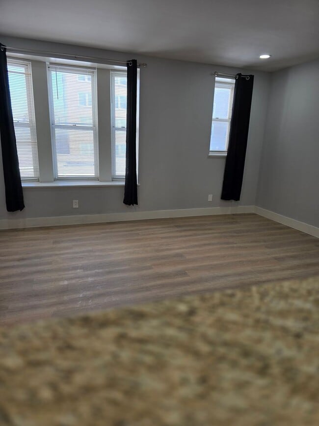 Building Photo - Renovated One Bedroom Condo Close to Fores...