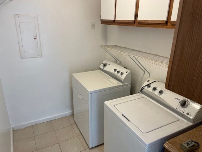 Building Photo - 2 Bedroom, 1 Bath Condo in Virginia Beach