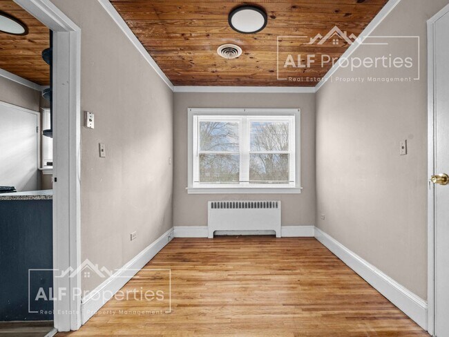 Building Photo - 1301 S 10th St