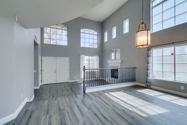 Building Photo - BEAUTIFUL POOL HOME W/RV