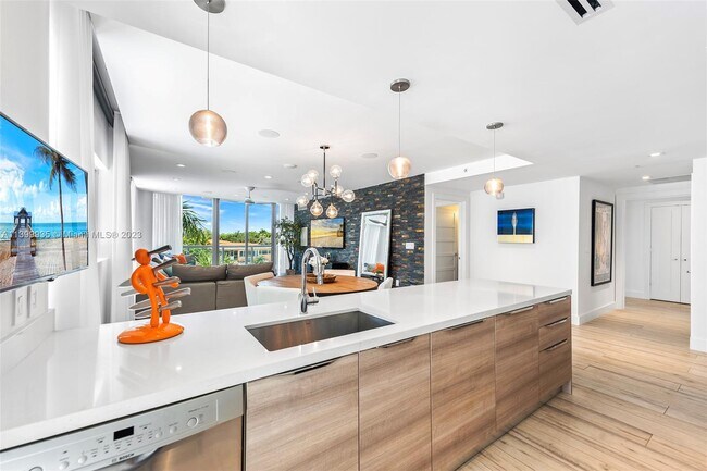 Building Photo - 9940 W Bay Harbor Dr