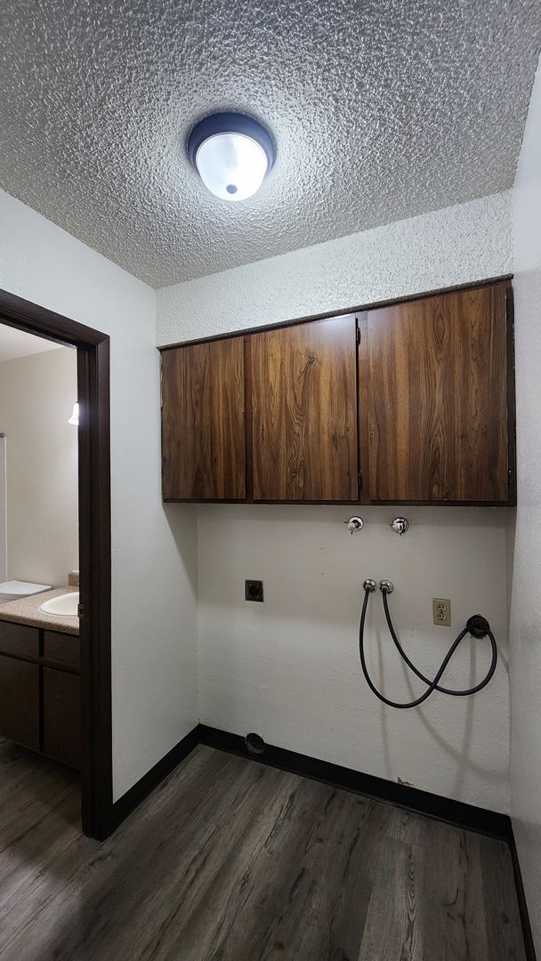 Building Photo - CHA100