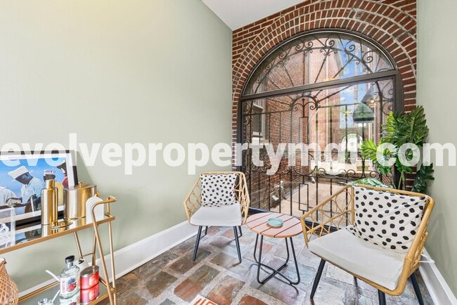Building Photo - Charming 2 bedroom midtown unit.