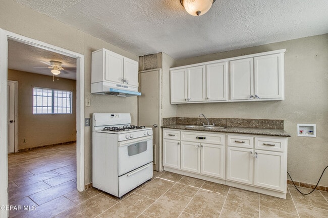 Building Photo - 3922 Hayes Ave