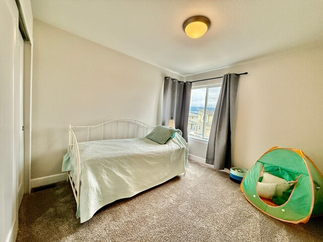 Building Photo - Beautiful Modern 3-Bedroom, 2.5 bath Townh...