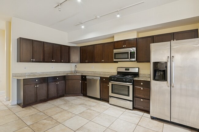 Building Photo - 5758 N California Ave