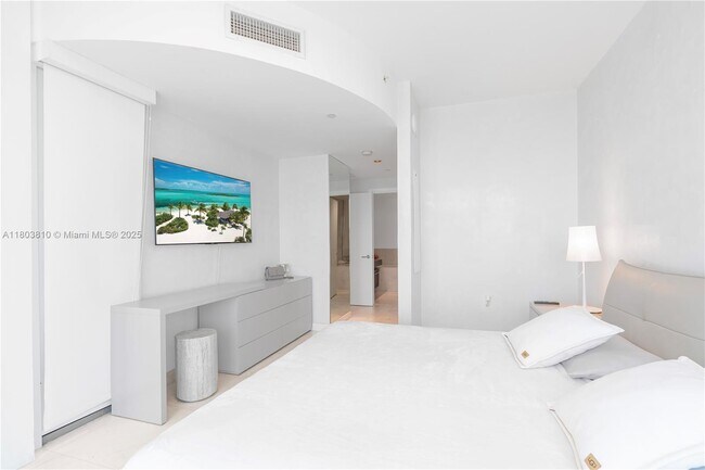 Building Photo - 17121 Collins Ave