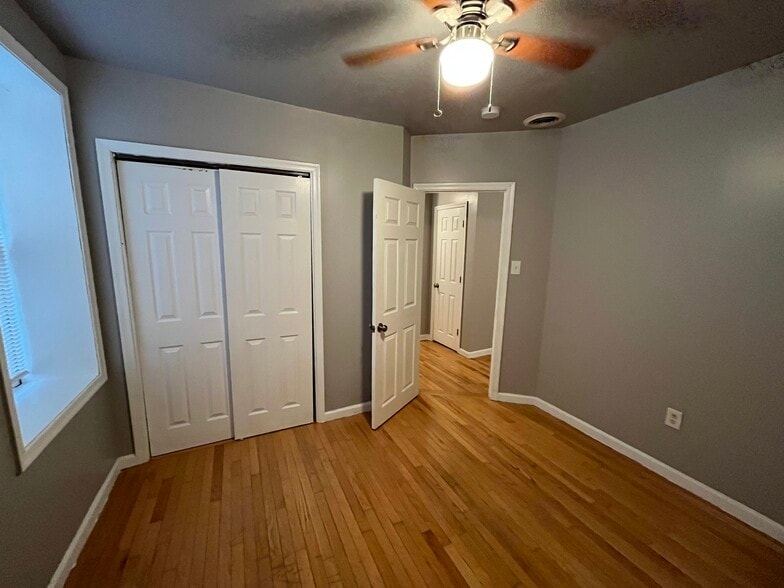 Middle Bedroom - 4900 Walton Ave