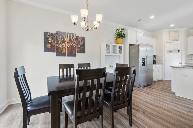 Building Photo - $2,495 - MOVE IN SPECIAL! $300 off 1st Mon...