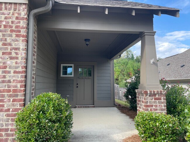 Building Photo - One level home with 2 Car Garage!