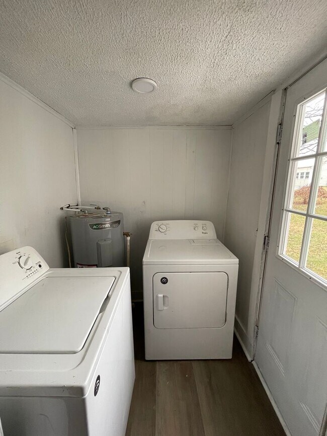 Building Photo - Charming, Two bedroom, One bathroom house in Columbia!