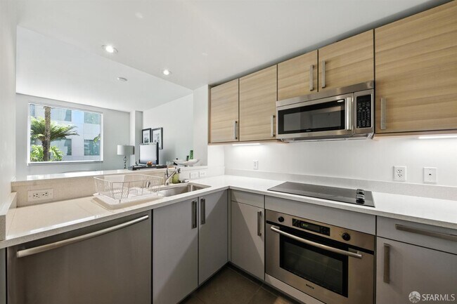 Building Photo - 555 4th St