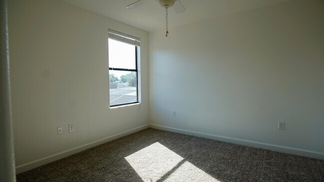 Building Photo - 1528 Moon Valley Dr
