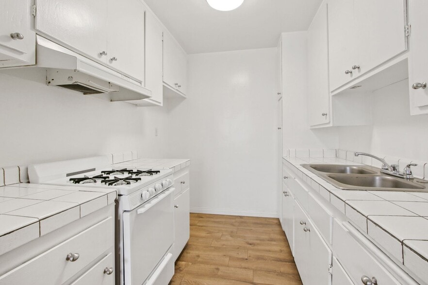 Building Photo - 3625 Mentone Ave
