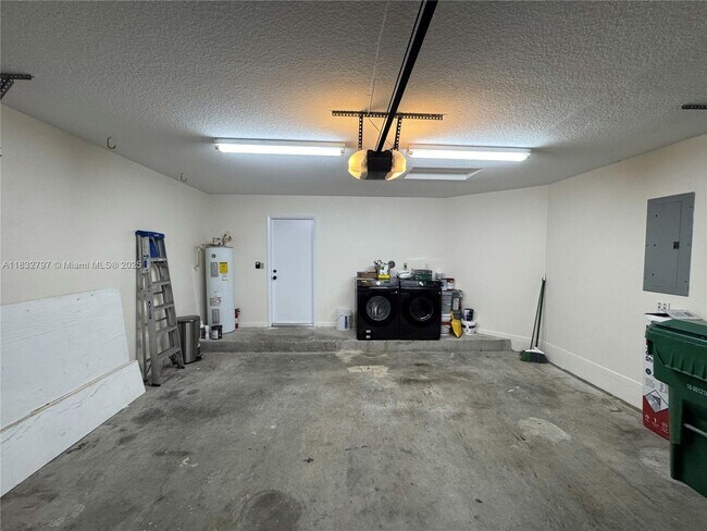 Building Photo - 2823 Lake Park Cir E