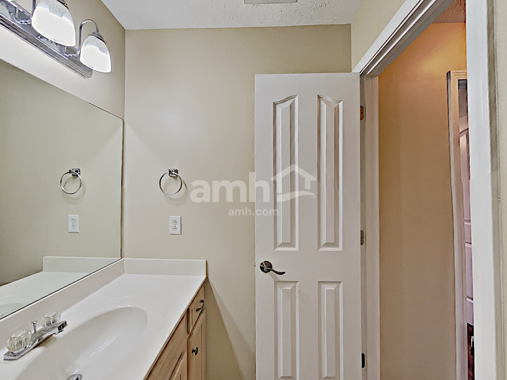 Building Photo - 3050 Weybridge Dr