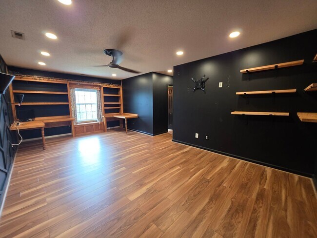 Building Photo - 200 Flagstone Ln