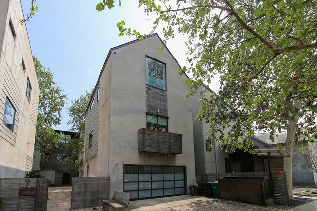 Building Photo - 730 Tulane St