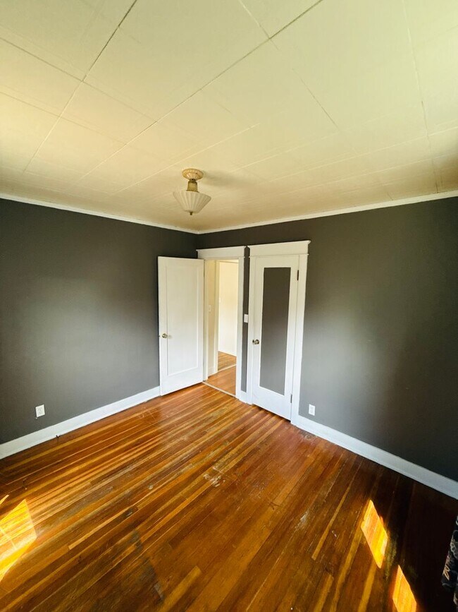 Building Photo - Charming bungalow with off street parking ...