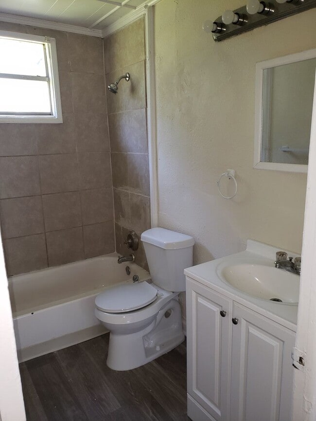 Building Photo - 2 bedroom central air and Heat