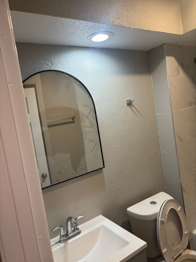 Building Photo - 1121 Woodcrest Dr
