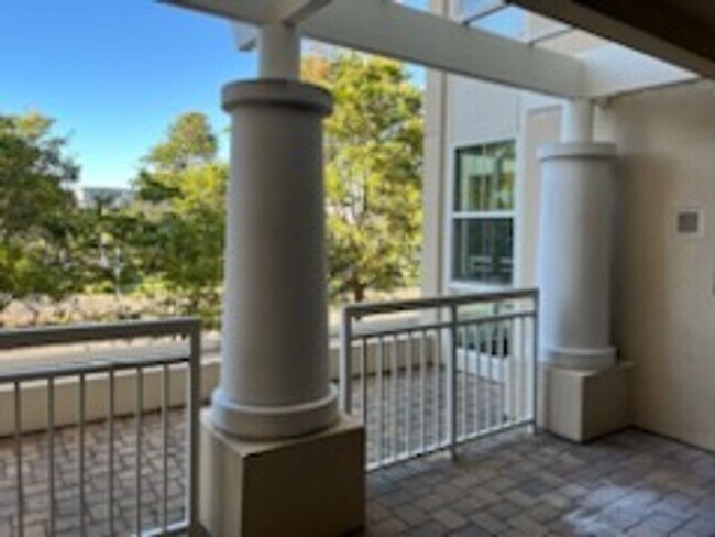 Building Photo - Epic REA - Great 1 BR/1 BA Condo w/Parking...
