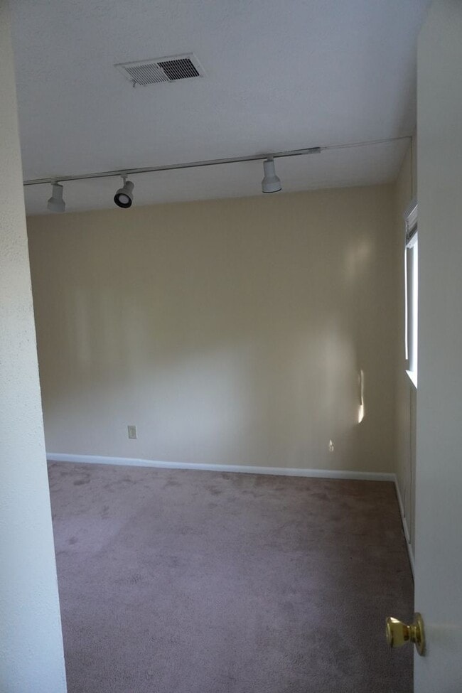 Building Photo - 195 Woodstone Dr