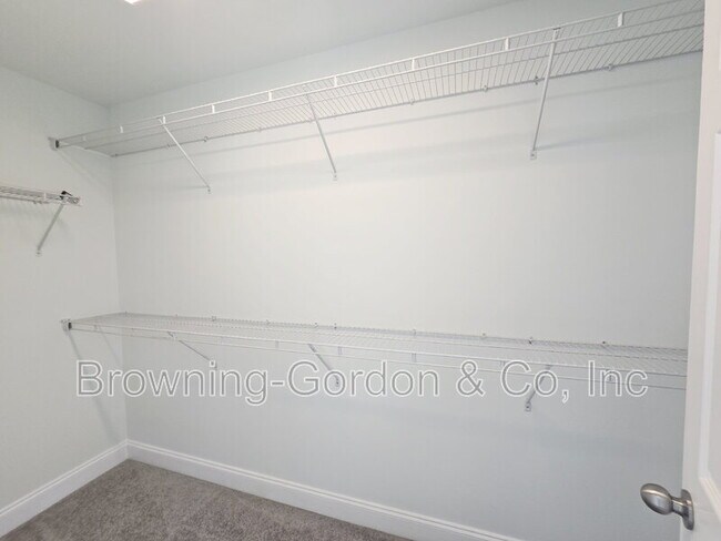 Building Photo - 554 Oakvale Ln