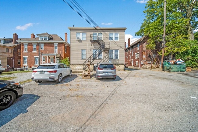 Building Photo - Massive Newly Renovated 11-Bedroom House o...