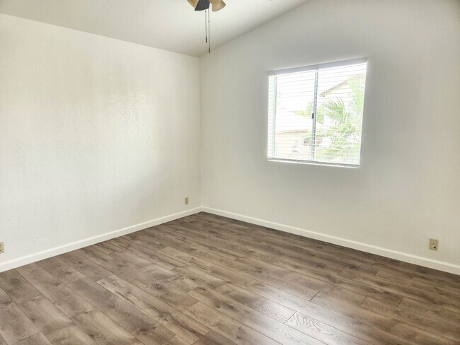 Building Photo - 3 bed 2.5 bath with loft