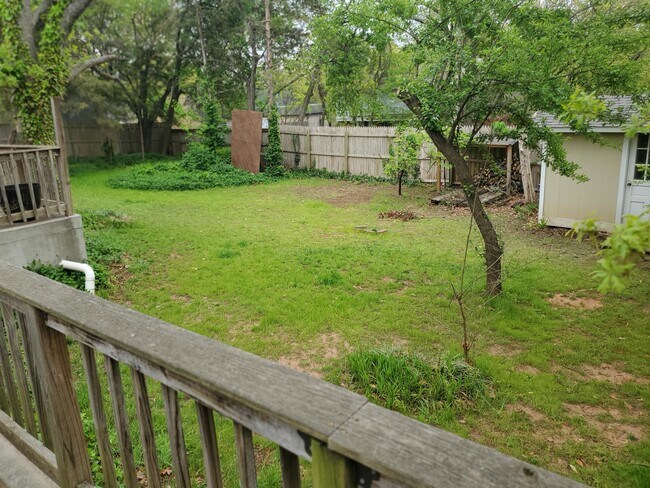 Building Photo - 912 E 10th St