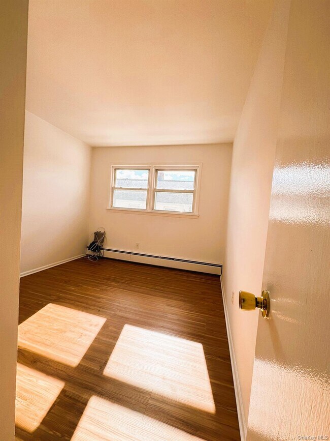 Building Photo - 131 Roslyn Rd