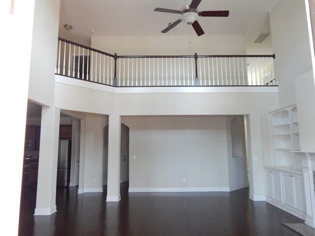 Building Photo - Spacious 6 bedroom, 4 bathroom home!