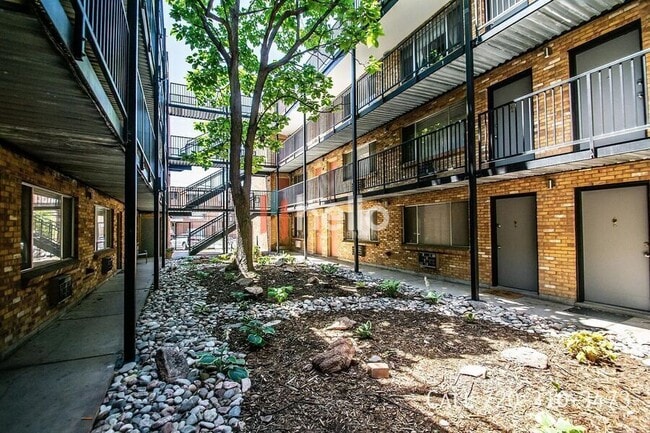 Building Photo - 809 N Dexter St