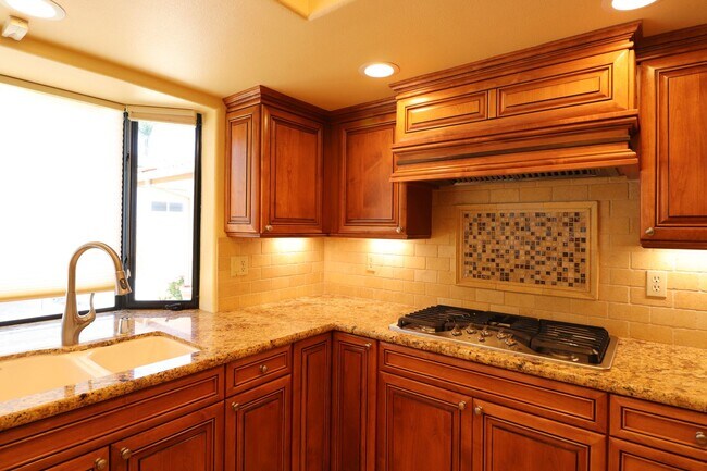 Building Photo - Beautiful Executive Home on the Golf Course
