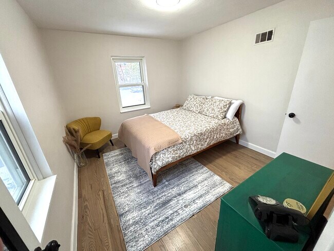 Building Photo - 5025 Lenox Ave