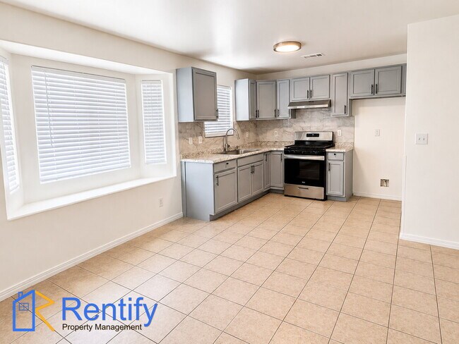 Building Photo - 3-Bed, 2-Bath in North Bakersfield – Only for $1,495