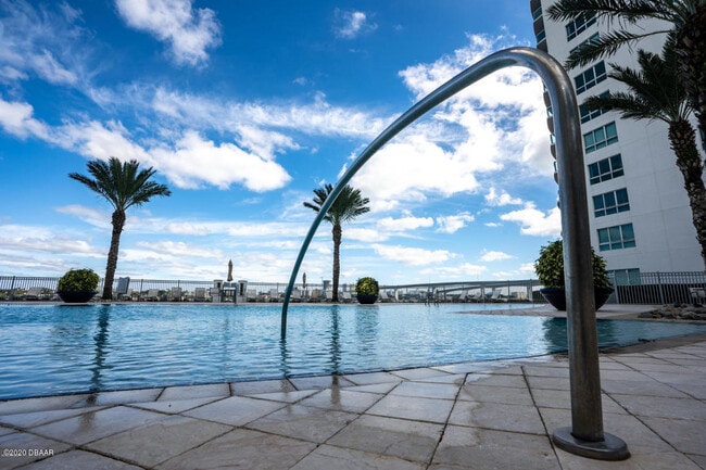 Building Photo - 231 Riverside Dr