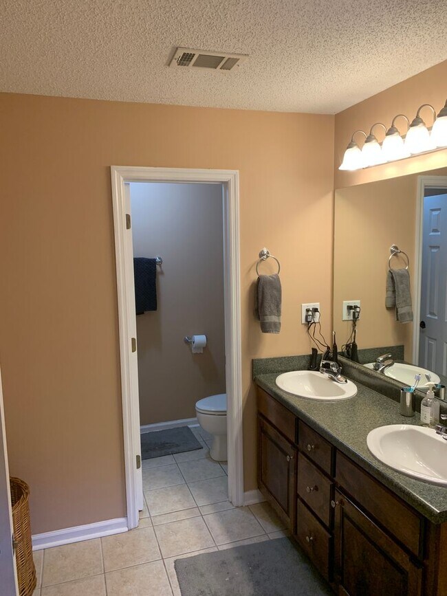 Building Photo - Charming Cherokee Mills Home!