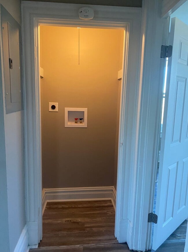 Building Photo - Gorgeous 1 and 2 bedroom apartments for re...