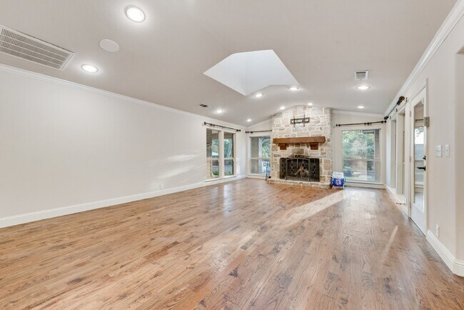 Building Photo - Spacious Elegance 5-Bed, 4.5-Bath Home with outside oasis