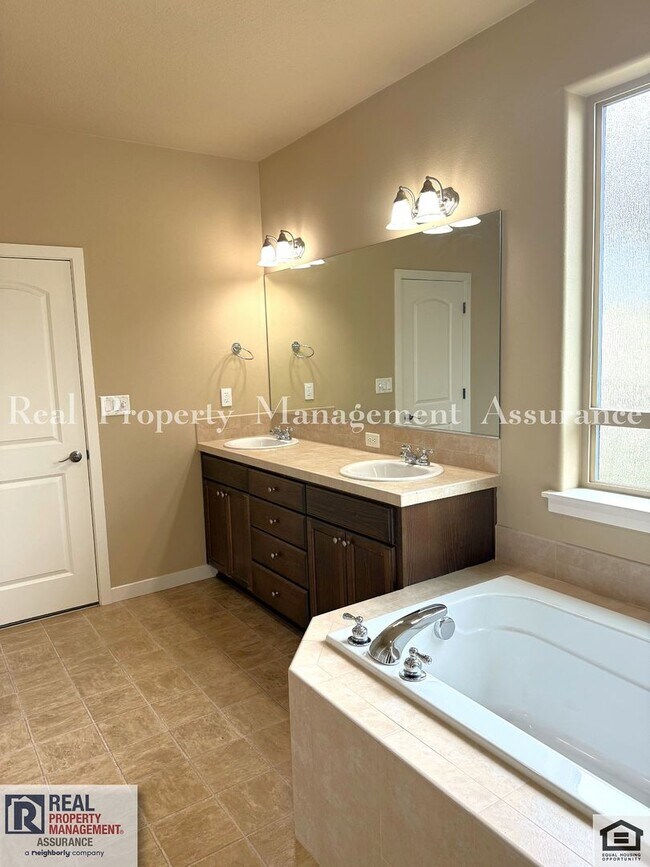 Building Photo - 13933 SW Walnut Creek Way