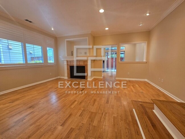 Building Photo - Beautiful 2 Story Townhouse - Small Pets N...